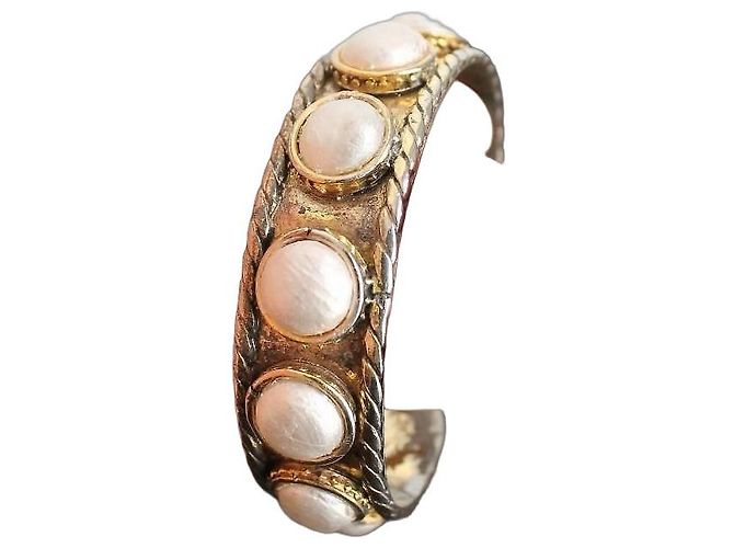 Chanel Brazalete Rígido Baroque en Metal Dorado y Perlas Blanco