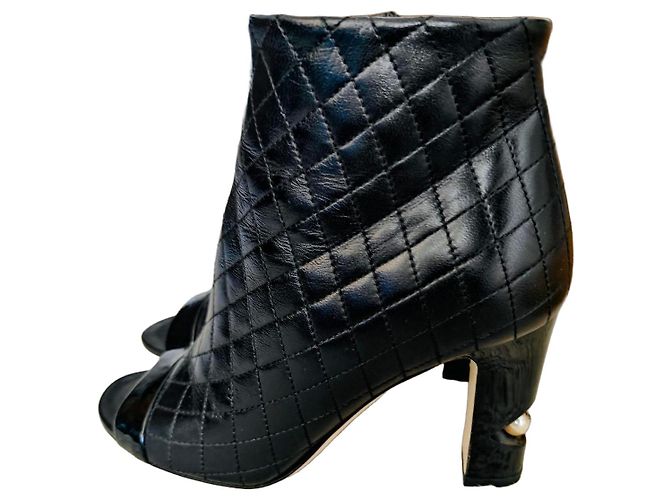 Botins Chanel em couro acolchoado peep-toe Preto
