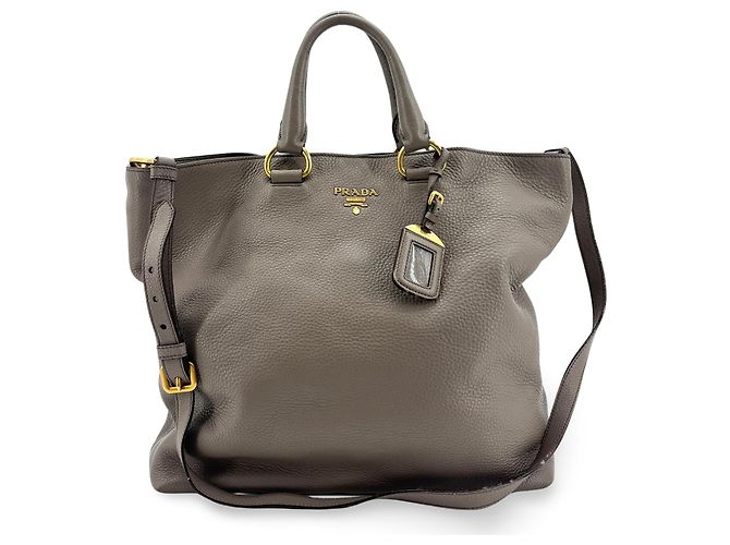 Bolsa Conversível Prada Lux Plissada em Couro Cervo Medium Marrom