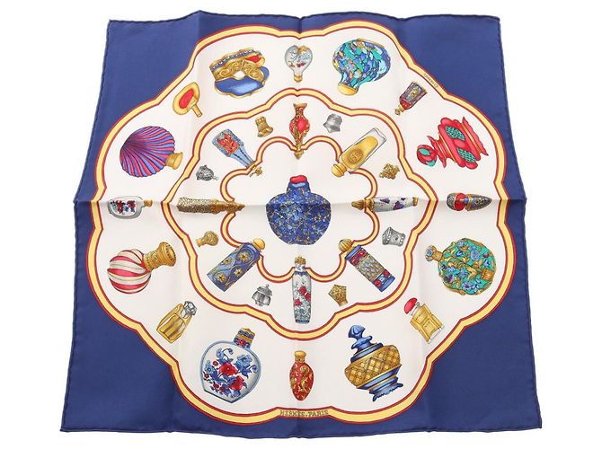 Hermès Lenço Hermes Petit Carré 45 Qu'importe le Flacon Branco Azul Multicor
