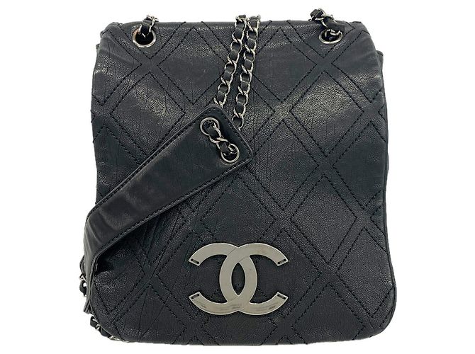 Bolsa de ombro Chanel em couro preto