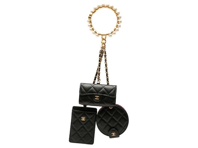 Chanel Wristlet Multi Pouches aus schwarzem gestepptem Lammleder mit Perlen-Crown CC
