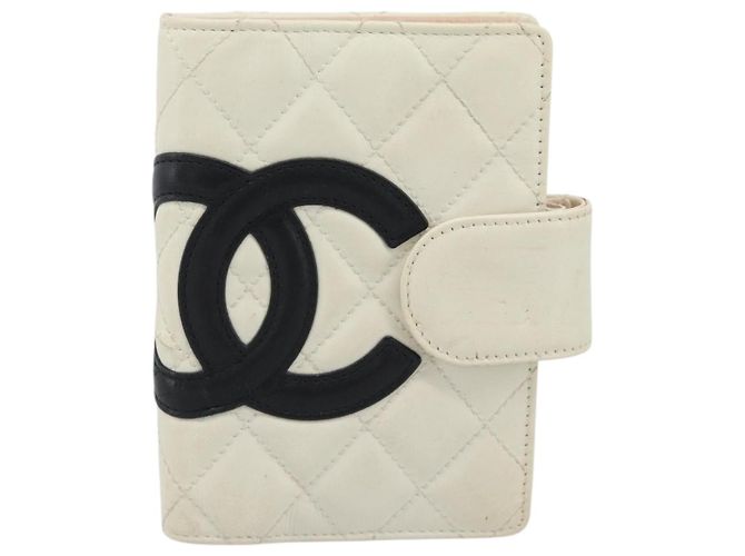 Chanel Cambon Small em pele de cordeiro acolchoada com bolso com fecho Branco