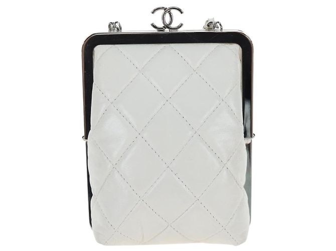 Clutch Chanel CC Frame com corrente em pele de cordeiro acolchoada e plexiglass Branco