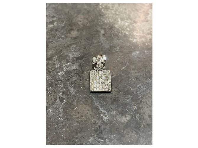 Pins Chanel Parfum doré Dourado