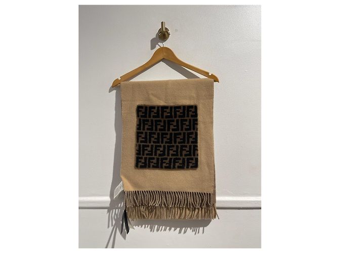 Echarpe Fendi bege Nova