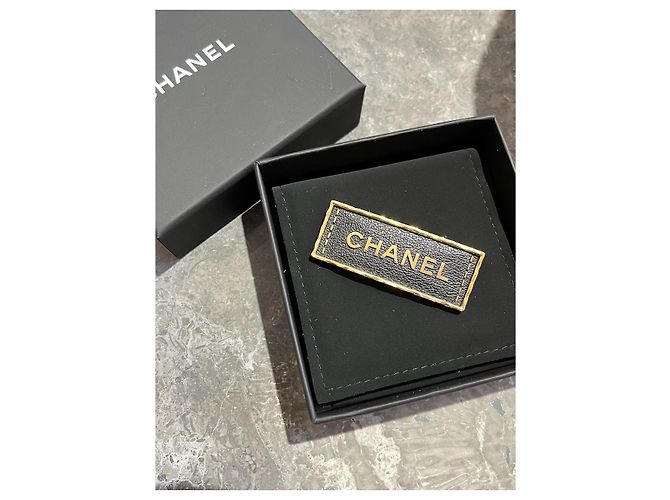 Broche retangular Chanel de couro preto e metal dourado