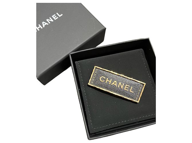 Broche retangular Chanel de couro preto e metal dourado