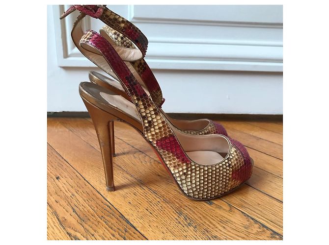 Escarpins Christian Louboutin python T.37,5 Verde