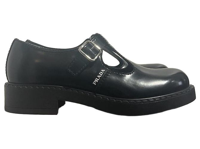Derbies Prada noirs T.40,5 NEUVES