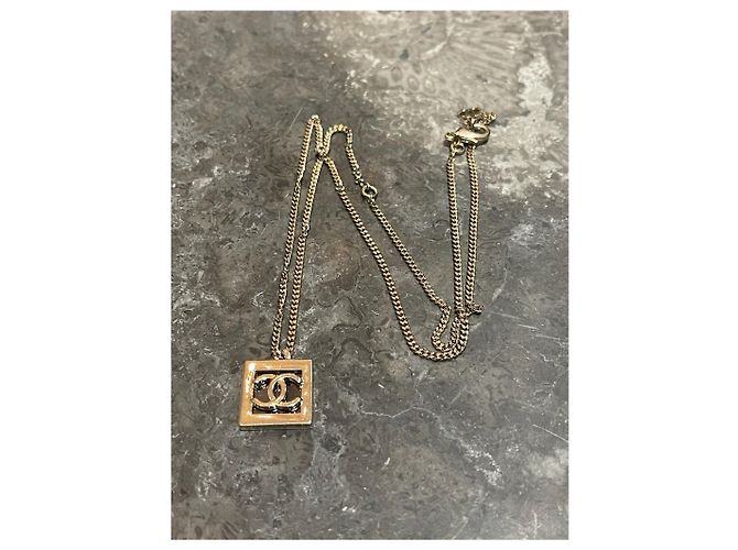 Colar de corrente Chanel dourado com medalhão CC