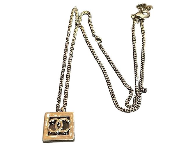 Collier chaîne Chanel doré avec médaillon CC