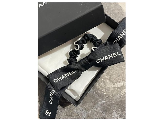 Coletero Chanel blanco y negro