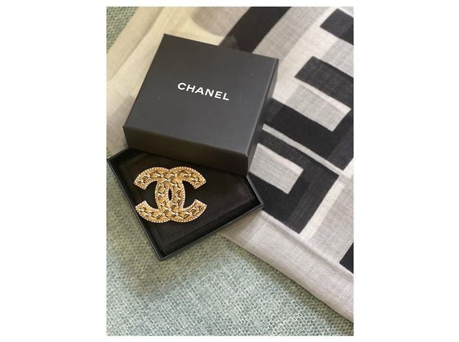 Broche Chanel CC dorée