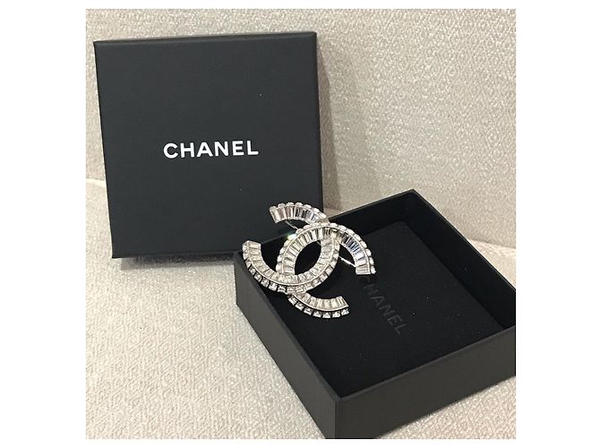 Spilla Chanel Logo CC Metallo Argentato con Strass Argento