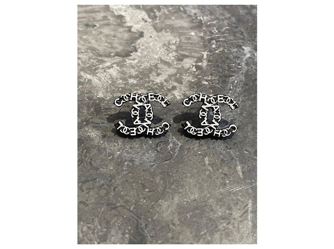 Brincos Chanel CC preto e branco