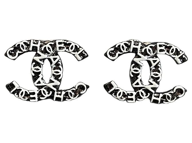 Boucles d'oreilles Chanel CC noir et blanc