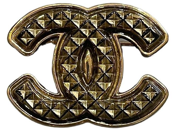 Broche Chanel dourada de metal Dourado