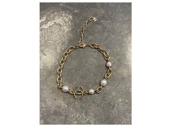 Colar choker Chanel dourado com pérolas brancas logo CC