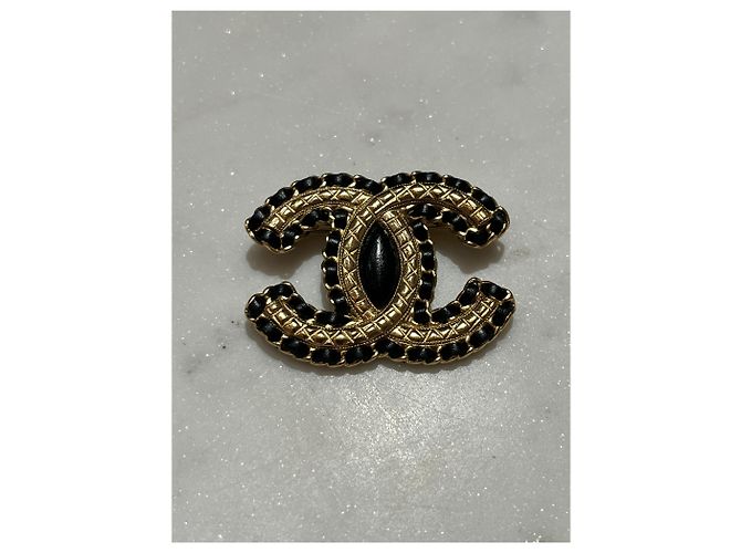 Broche Chanel dourada e couro preto Dourado