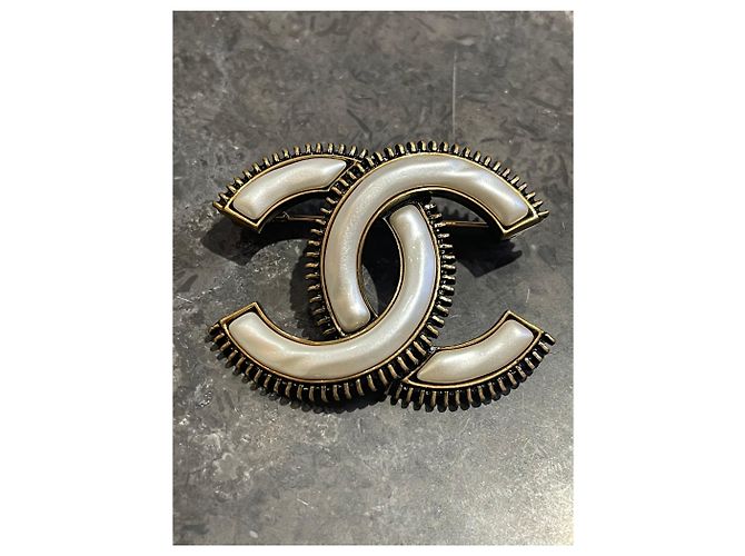 Spilla Chanel madreperla bianca Bianco