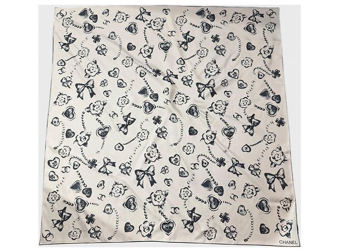 Pañuelo Chanel blanco corazones