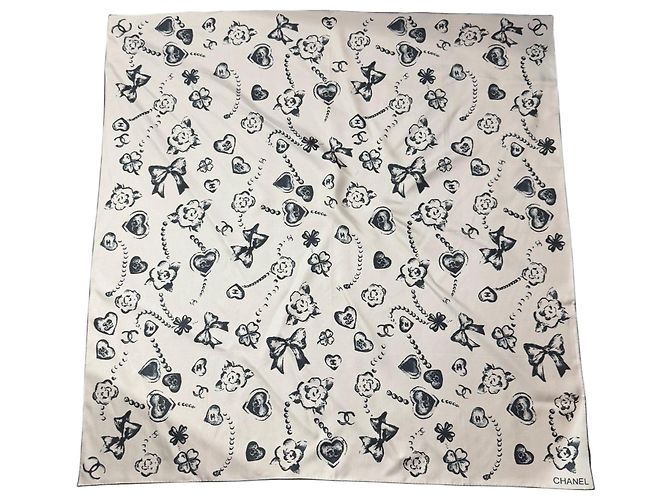 Foulard Chanel blanc coeurs