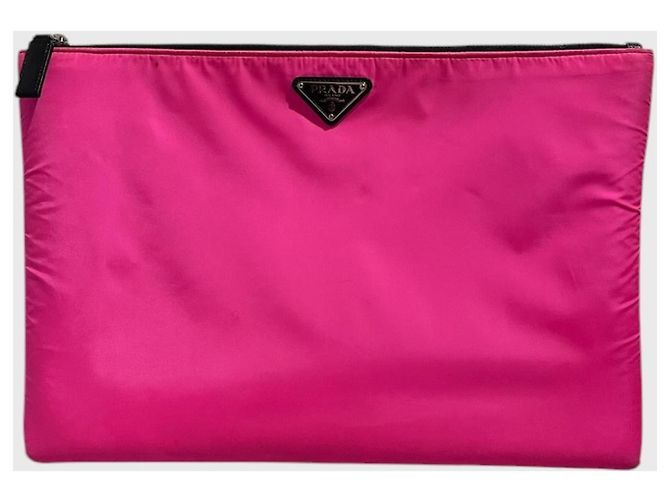 Clutch Prada in nylon rosa con logo triangolare