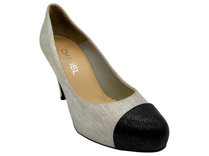 Chanel Pumps in texturiertem Silber-Metallic mit schwarzer Kappe