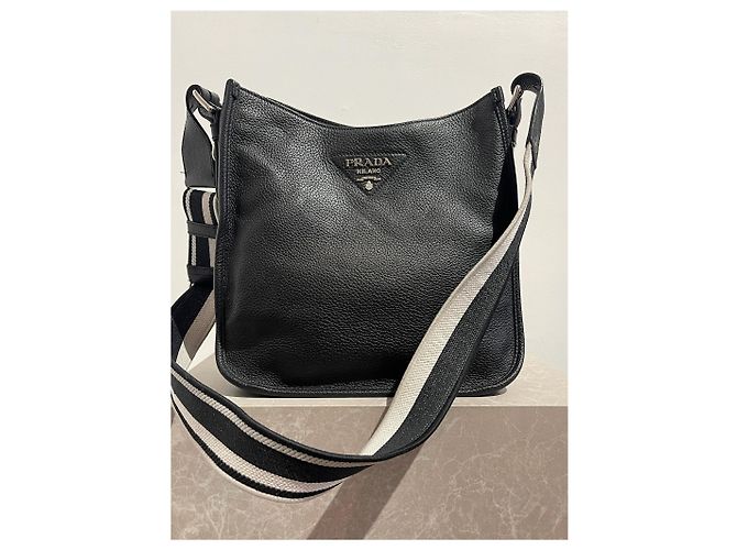 Bolsa de mão Prada em couro granulado preto com alça de tecido