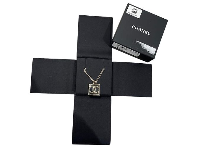Collier Chanel carré CC Doré