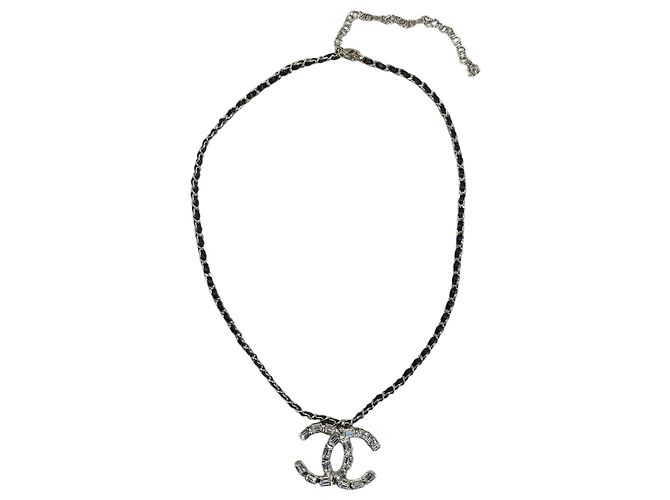 Colar Chanel CC em metal dourado e couro preto Prata