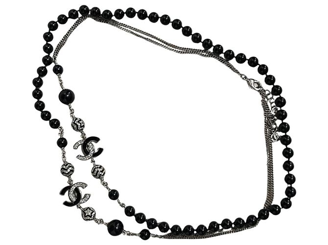 Colar Chanel em metal prateado e pérolas pretas logo CC Preto