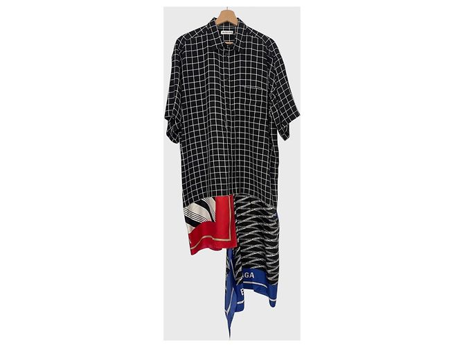 Abito a camicia Balenciaga a scacchi bianco e nero in viscosa e seta
