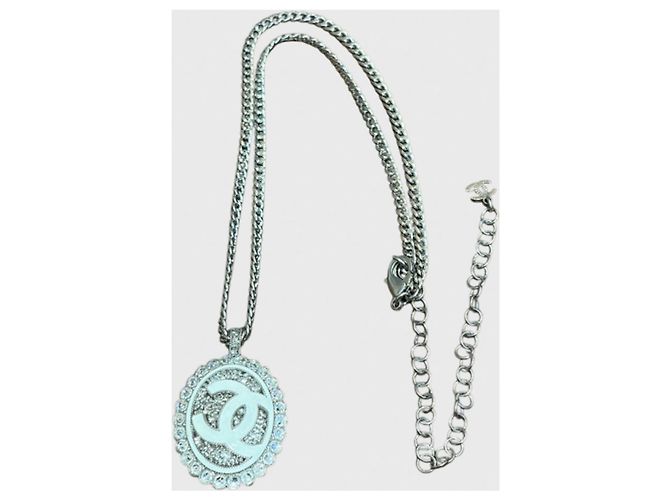 Colar longo Chanel CC prateado Metálico