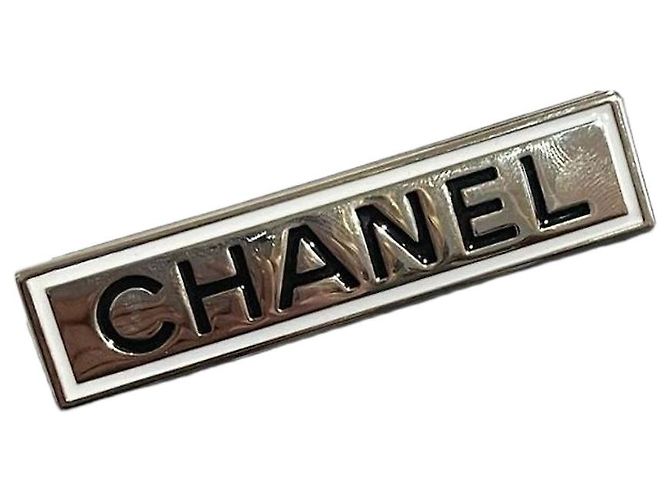 Chanel Rechteckige Brosche Vergoldetes Metall Schwarze Gravur Golden