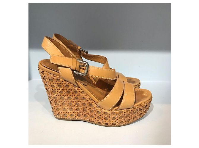 Sandali Prada in pelle color camel con zecca 36 Cammello
