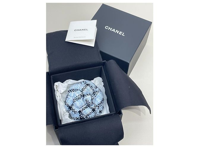 Pins e broches Chanel Multicor