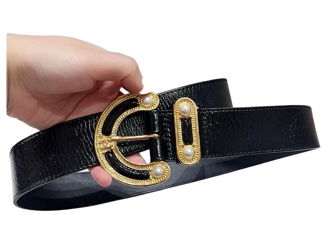 Ceinture Chanel en cuir noir avec boucle CC et perle