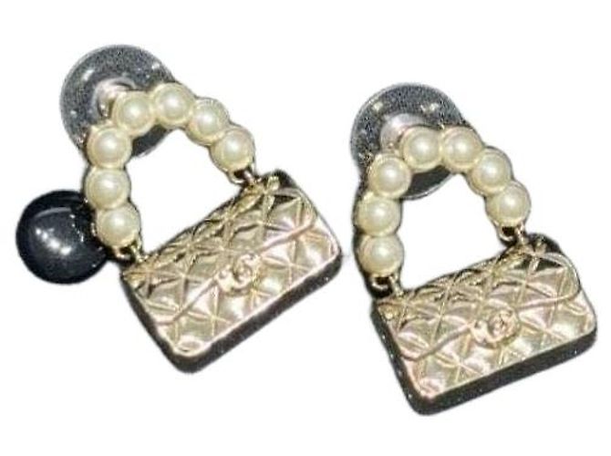 Brincos Chanel 21S Dourados com Pérolas e Cristais Formato Mala Multicor
