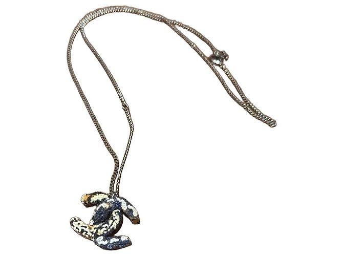 Colar Chanel pendente CC tecido Multicor