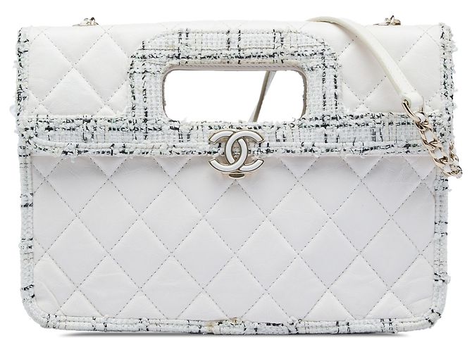 Bolsa Chanel em couro de bezerro envelhecido acolchoado branco com acabamento em tweed CC e alça recortada