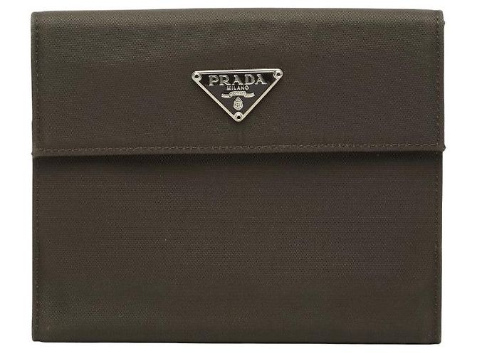 Portefeuille bi-fold Prada avec plaque logo triangle Vert