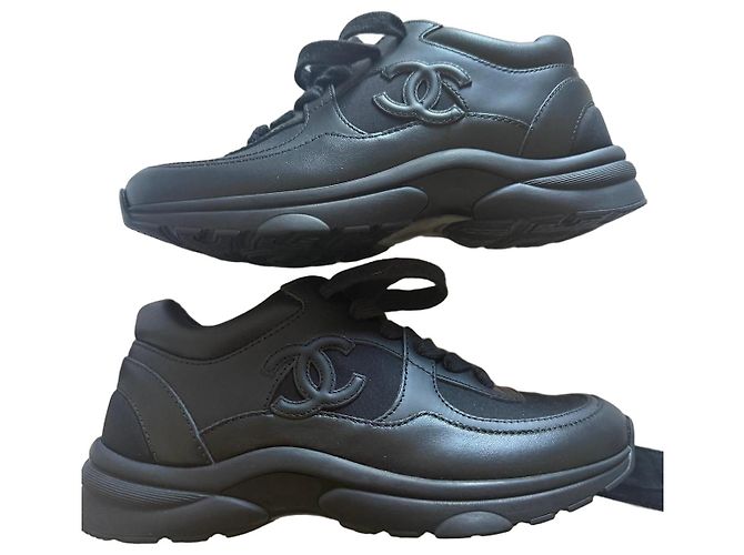 Timeless Chanel Sneaker aus schwarzem Leder
