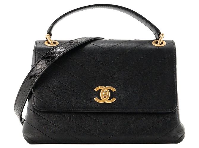 CHANEL - Medium Chanel Top Handle Schultertasche aus schwarzem Chevron-Leder und exotischem Python-Leder