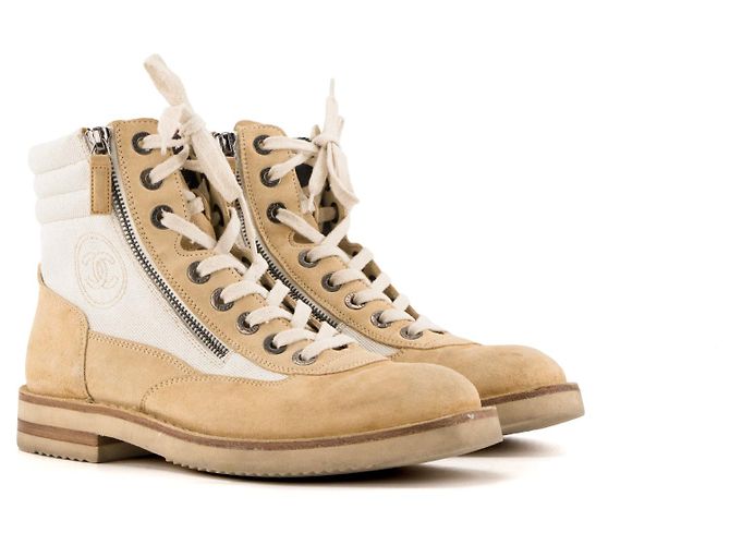 CHANEL - Botins Interlocking CC Chanel em camurça e lona bege (T38,5)
