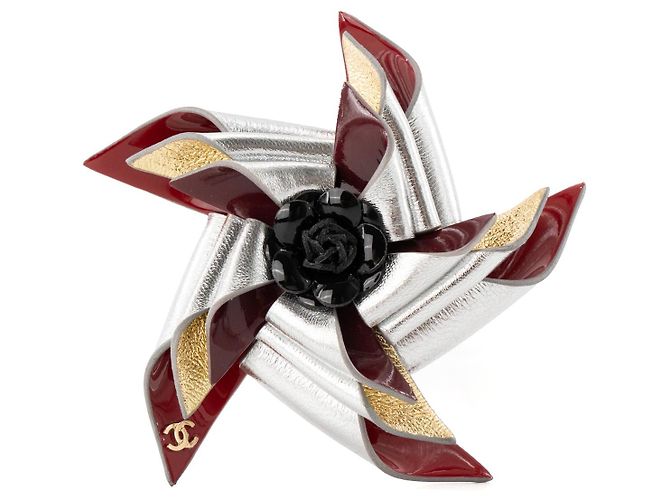 CHANEL - Broche Moulin Chanel em couro bordô e prateado Prata