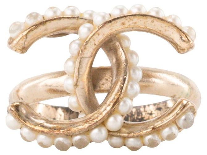 CHANEL - Anel Chanel em metal dourado e pérolas (T49)