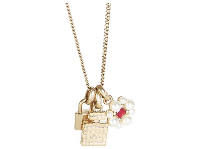 Gabrielle Collar de dijes Chanel chapado en oro 2021