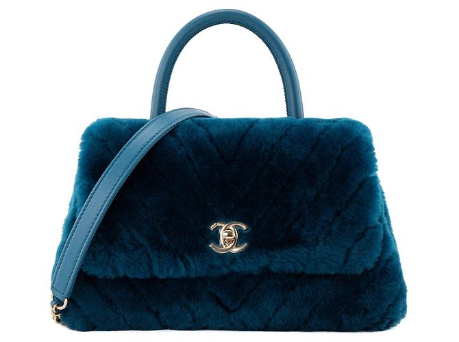 CHANEL - Bolsa de ombro Coco Handle Chanel em shearling chevron e couro azul
